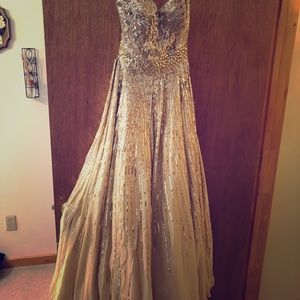 Beautiful prom dress!